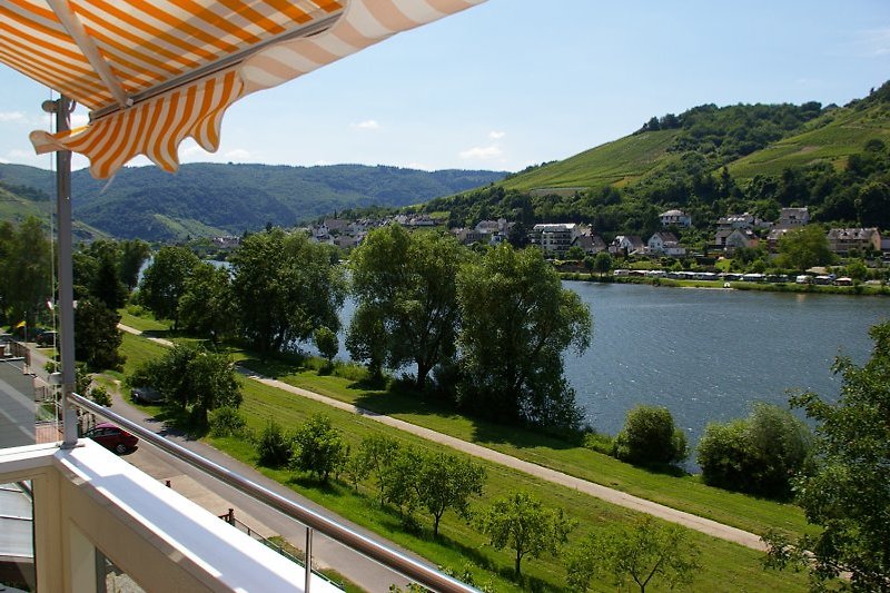 Ferienwohnung mit geschütztem Balkon und Panoramablick auf die Mosel