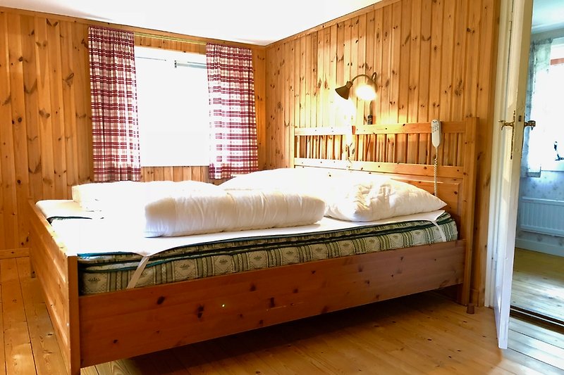 Schlafzimmer 2 (Doppelbett, verstellbares Kopf- und Fußteil, 2018)