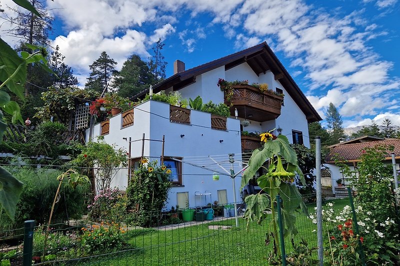 Ländliches Haus mit Garten und Blick auf Balkon