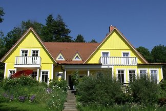 großes Schwedenhaus am See