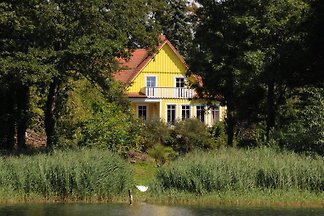 Große Ferienhaushälfte am See