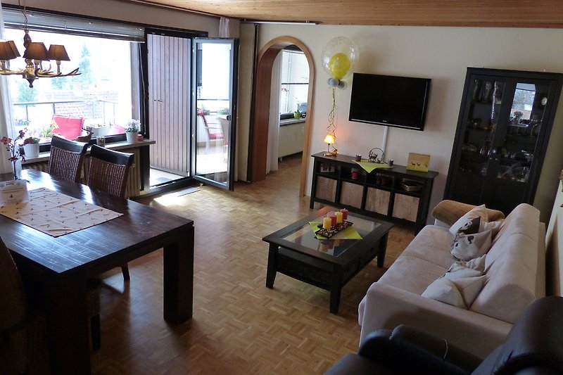 Gemütliches Wohnzimmer mit moderner Einrichtung, bequemer Couch und stilvollem Holzboden, Ferienwohnung Nr.1 für 4 Perso