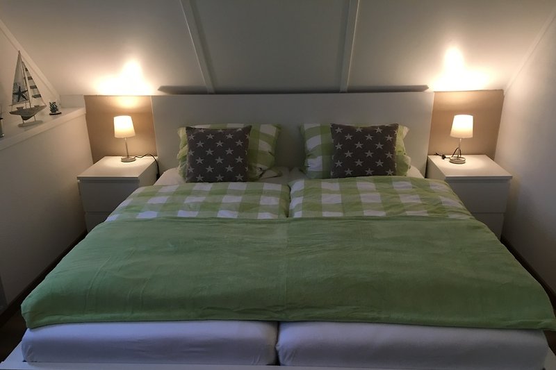 Dormitorio con cama doble 180x200