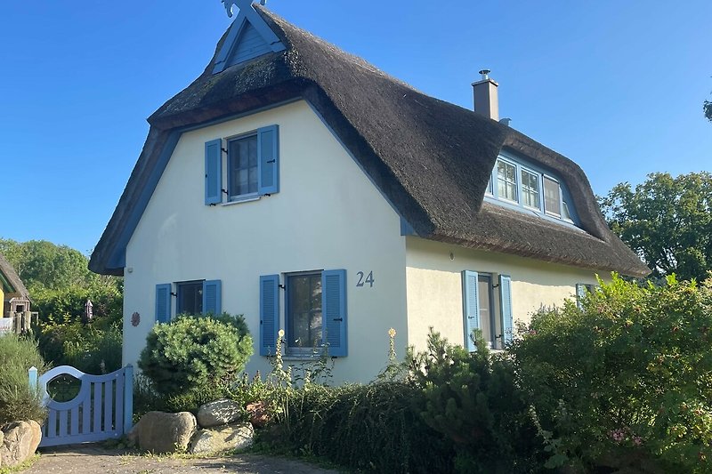 Traditionelles Reetdachhaus im ländlichen Dorf.