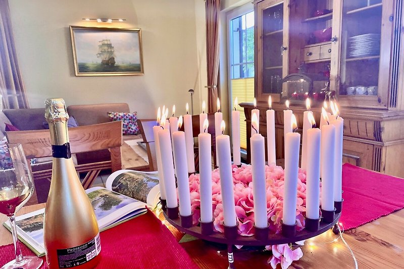 Ein stilvoll dekoriertes Zimmer mit Kerzen, Tisch und elegantem Mobiliar.