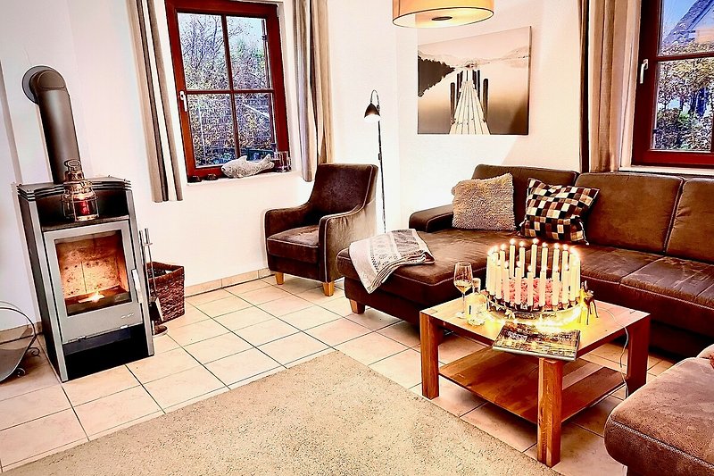 Gemütliches Wohnzimmer mit Holzmöbeln, bequemer Couch und stilvollem Bilderrahmen.