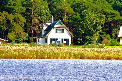 Casa di canna in posizione da sogno con vista lago