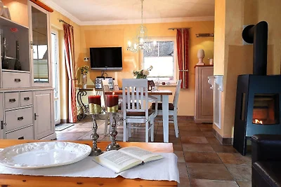 Casa di canna in posizione da sogno con vista lago