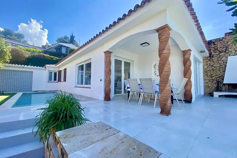 Weitläufiges Anwesen mit Pool, Palmen, Balkon und schattigem Hof.