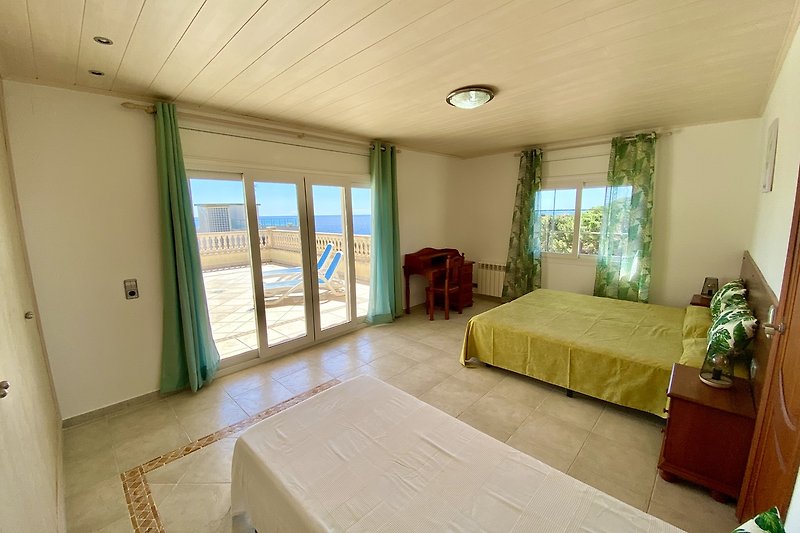 Modernes Schlafzimmer mit gemütlichem Bett, Holzmöbeln und Vorhängen. Klare Linien.