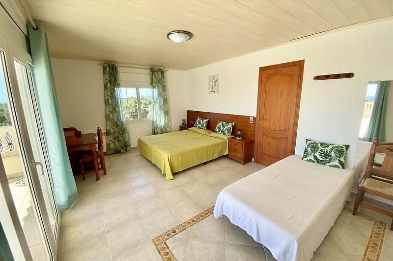 Modernes Schlafzimmer mit stilvollen Möbeln, gemütlichem Bett und Holzboden.