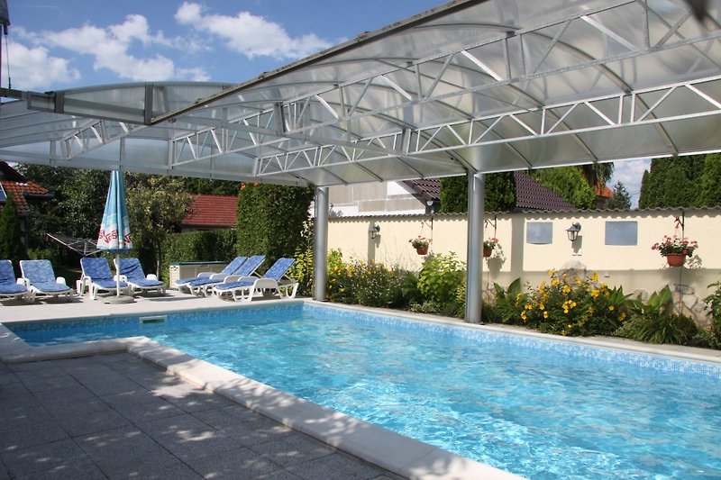 Solargehezter Swimmingpool mit Sonnenterrassen