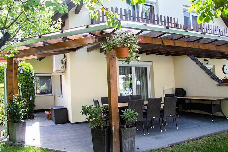 Bedeckte Terrasse mit Rattan Gartenmöbeln
