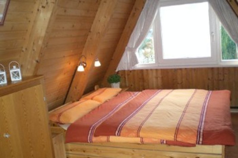Schlafzimmer 1 von 2 mit Doppelbett im Dachgeschoss