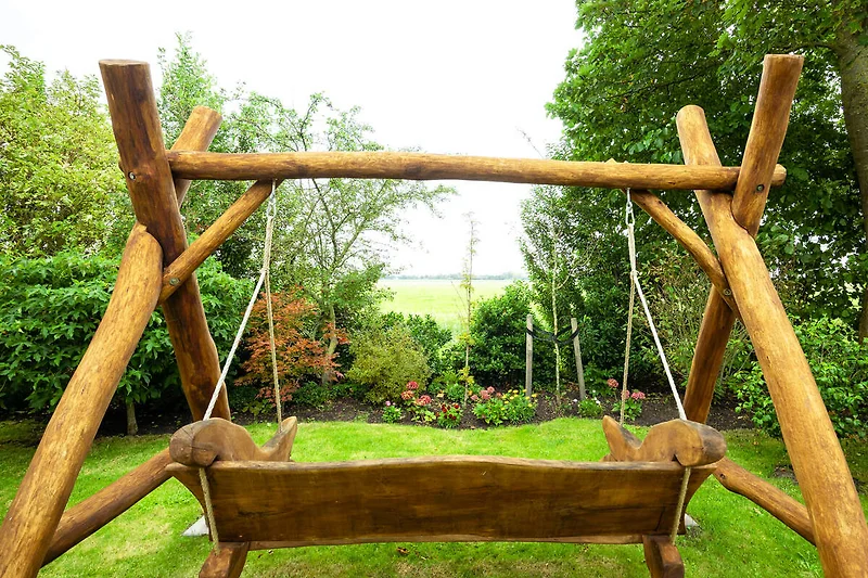 Die traumhafte Holzschaukel im Garten für entspannte Momente.