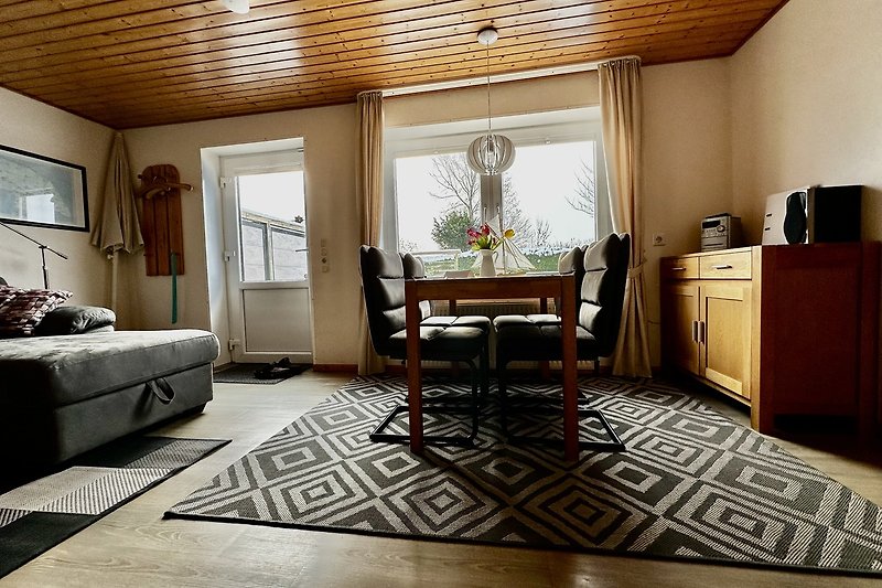 Gemütliches Wohnzimmer mit stilvoller Einrichtung und Holzmöbeln.