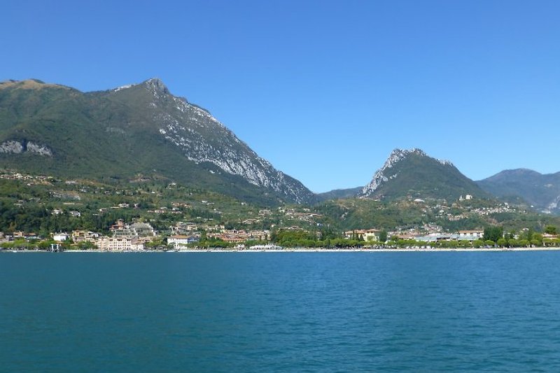 Vista sul lago con vista su Monte Pizzoccolo