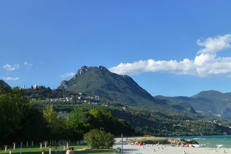 Strand mit Monte Castello