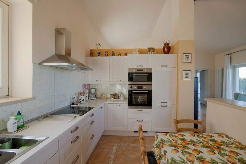Moderne Küche mit elegantem Holzmobiliar und stilvoller Einrichtung.