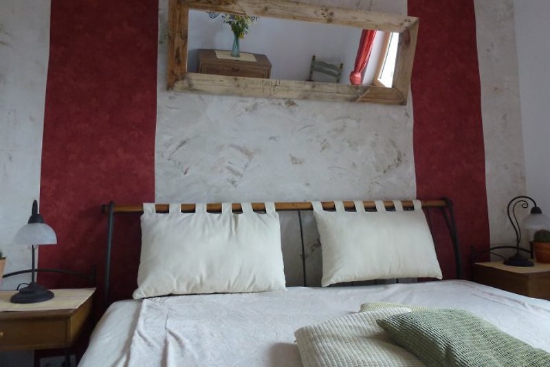 Das Elternschlafzimmer mit großem Doppelbett