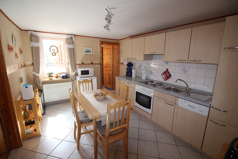 Very well-equipped kitchen with freezer and dishwasher.