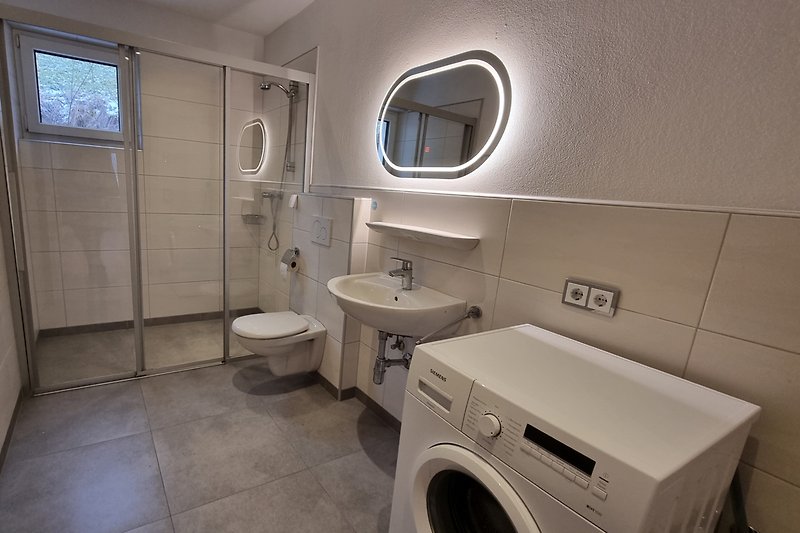 Gemütliches Badezimmer mit modernen Sanitäranlagen und stilvollem Design.