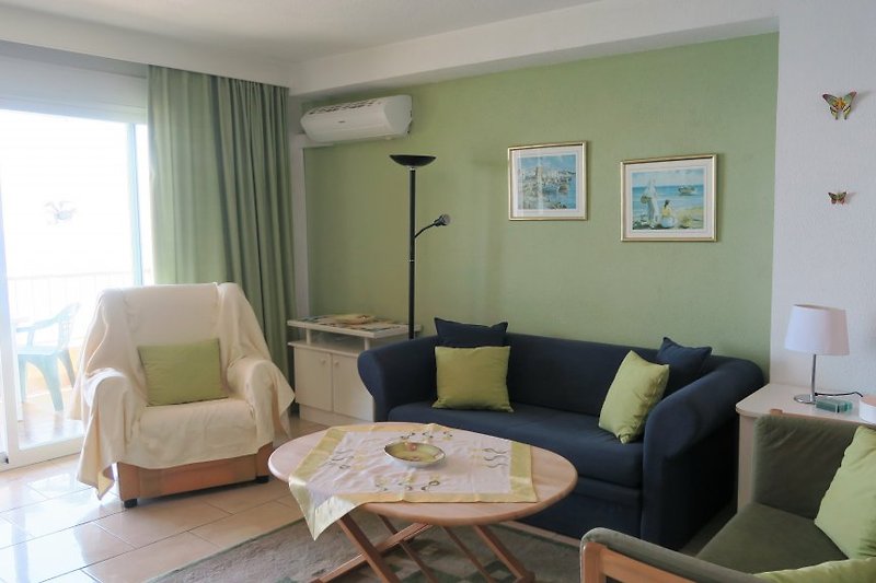 Sala de estar con TV vía satélite y aire acondicionado/calefacción