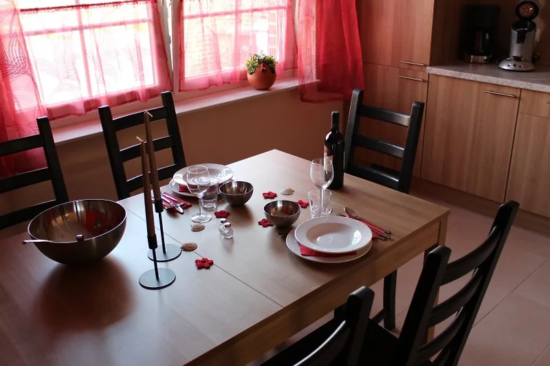 gemütliche Küche mit großem Esstisch