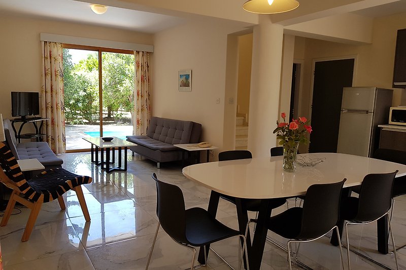 Einladendes Wohnzimmer, stilvoll und gemütlich, im Ferienhaus auf Zypern am Meer