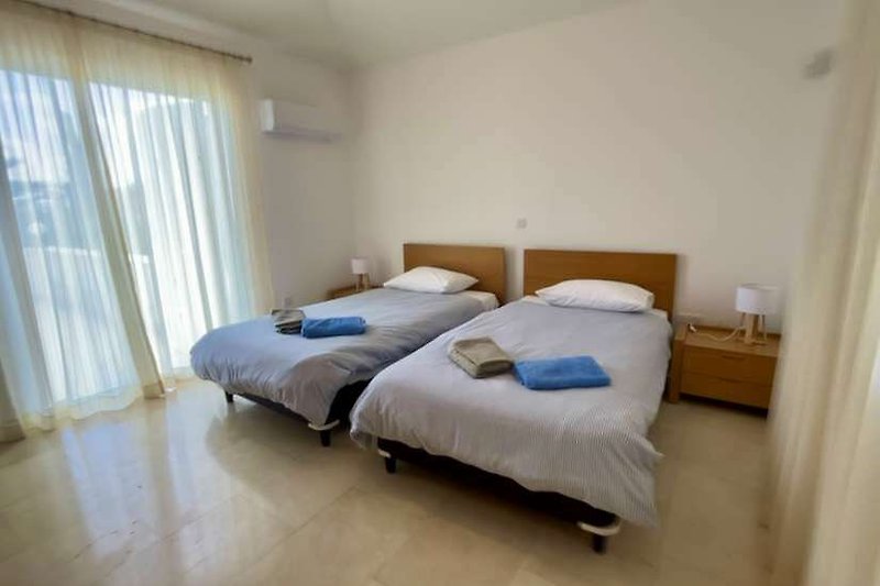Gemütliches Schlafzimmer in der Villa auf Zypern am Meer, bequeme Betten.