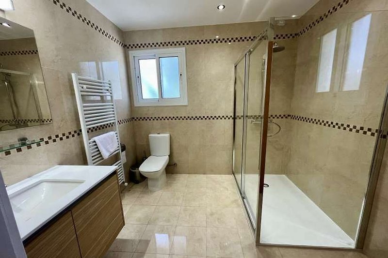 Modernes Badezimmer mit stilvoller Einrichtung und guter Beleuchtung.