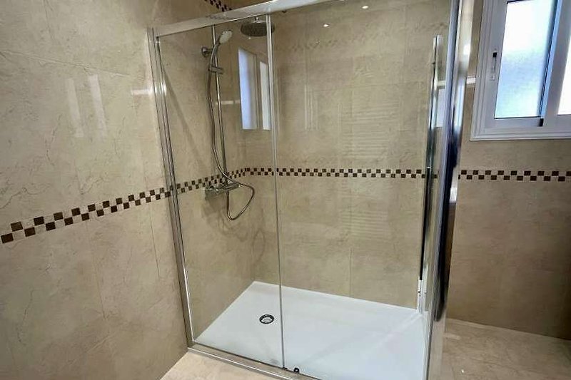 Schönes Badezimmer mit Dusche