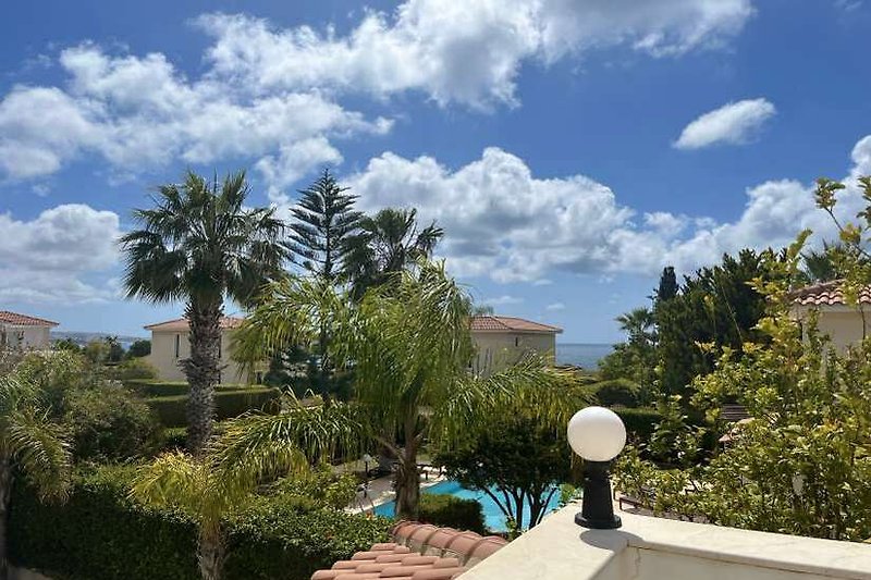Ihr Ferienhaus auf Zypern, Paphos, Coral Bay, mit tropischem Garten und Blick zum Meer.