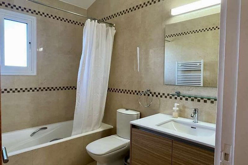 Modernes Badezimmer in Ihrer privaten Villa in Coral Baz und gute Beleuchtung.