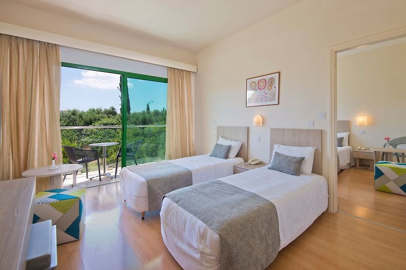 Ein Zimmer im Hotel Nature Beach auf Zypern am Meer