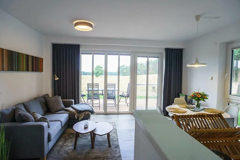 Elegantes Wohnzimmer mit stilvoller Einrichtung und Tageslicht.