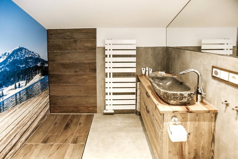 Moderne Walk-In Dusche mit Alpenpanorama