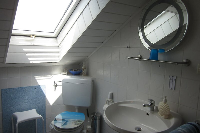 Modernes Badezimmer mit lila Beleuchtung, Holzboden und stilvoller Einrichtung.