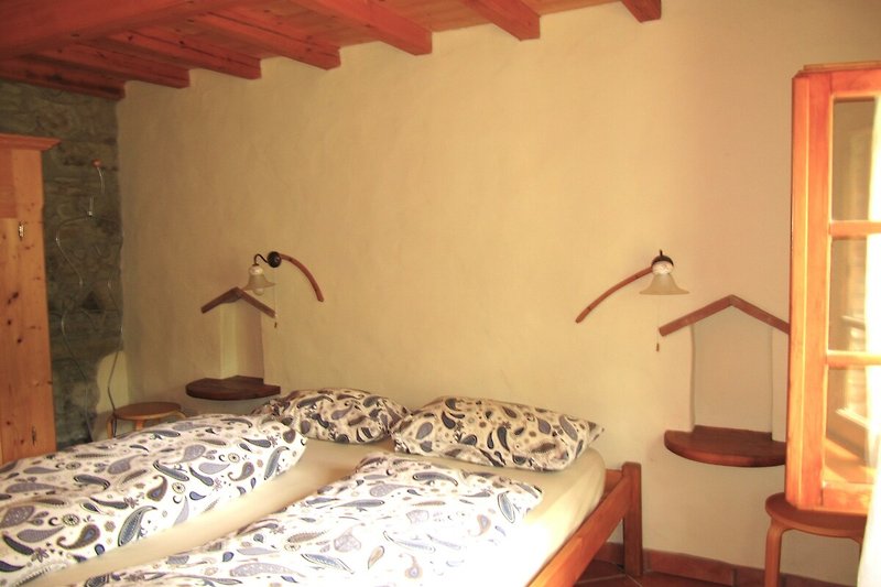 Elegantes Schlafzimmer mit hochwertigem Bett und stilvoller Einrichtung.