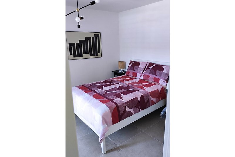 Gemütliches Schlafzimmer mit stilvollem Holzmobiliar und komfortablem Bett.