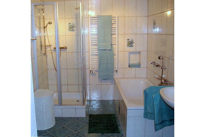 Das Badezimmer mit Dusche und Badewanne
