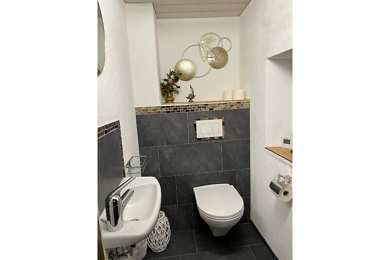 Badezimmer mit Toilette, Bidet und Waschbecken privat auf der Halbetage