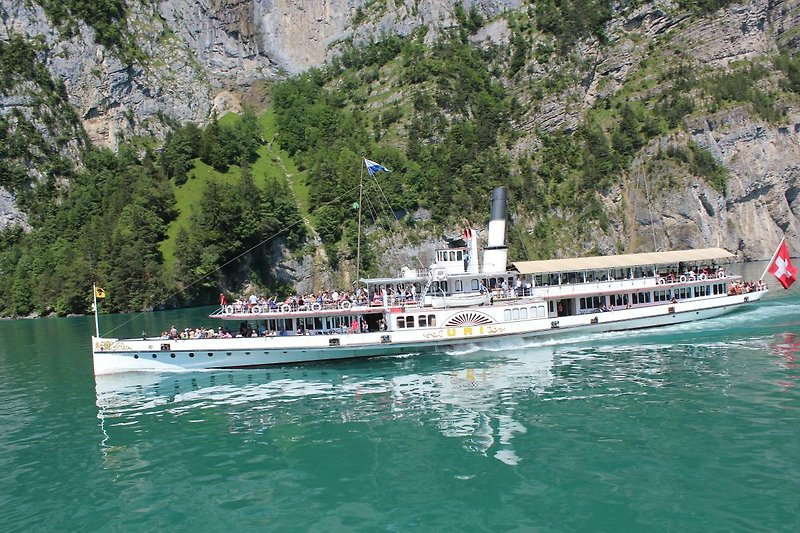 Bergsee mit Boot und Bergen - perfekt für Wassersport!