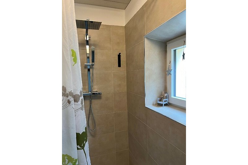 neue Dusche / begehbar für die Gäste auf der Halbetage, privat zur Wohnung gehörend