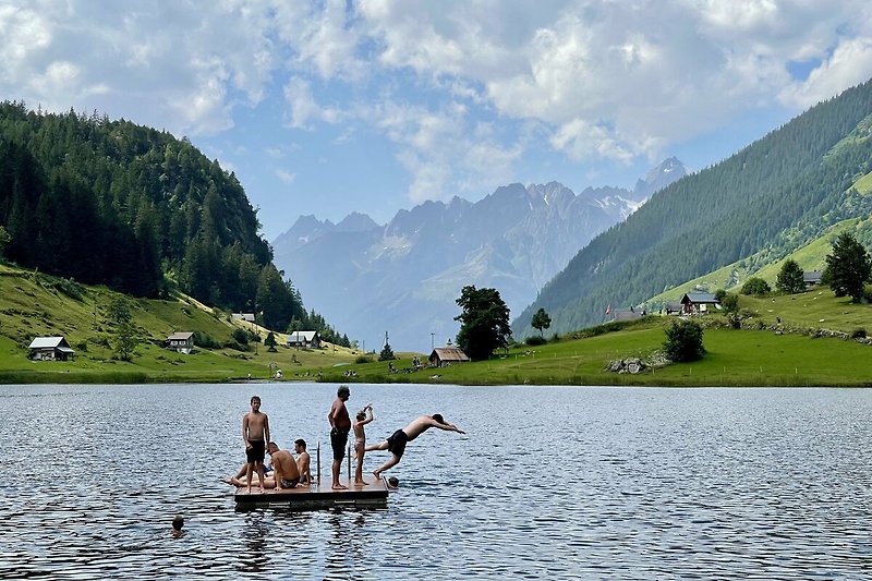 Bergsee mit Booten, Bergen und Wasser - perfekt für Wassersport!