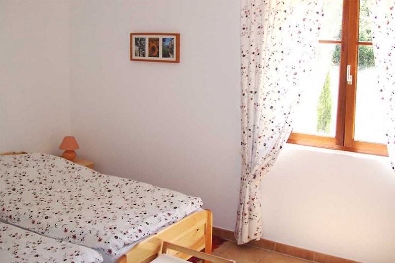 Schlafzimmer 2 mit zwei Einzelbetten (1 mal 2 Meter), Fenster mit Insektenschutz-Rollo