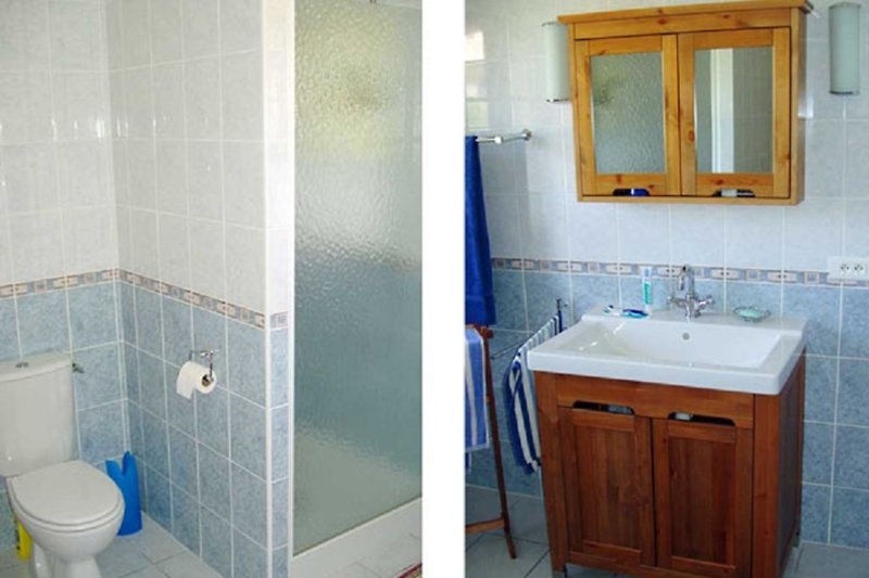 Badezimmer mit WC und Dusche, Waschbecken, Spiegelschrank
