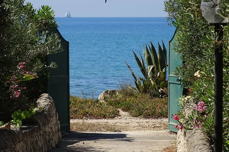 Klein goedkoop vakantiehuisje direct aan zee in Marina di Modica op Sicilië bij het zandstrand