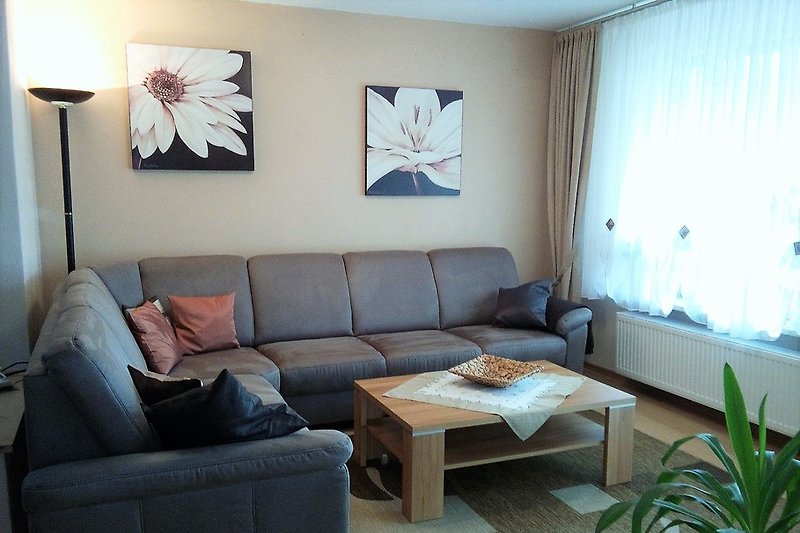 Wohnbereich mit gemütlicher Couch zum Fernsehen und Entspannen