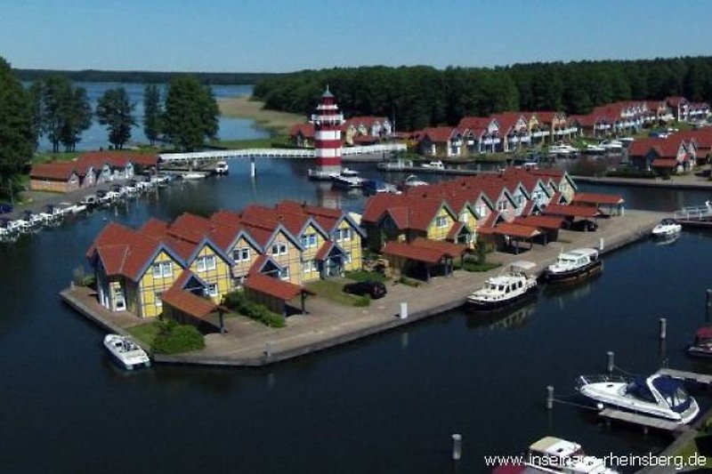 Locatie van het vakantiehuis op een eiland in de haven van Rheinsberg